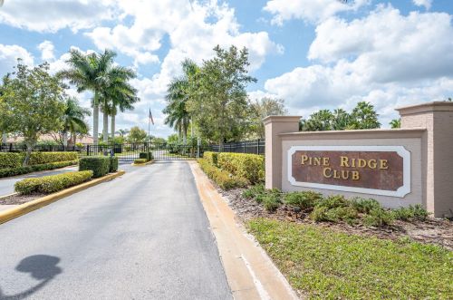 5825 Pine Ridge Cir, Vero Beach, FL 32967-6064