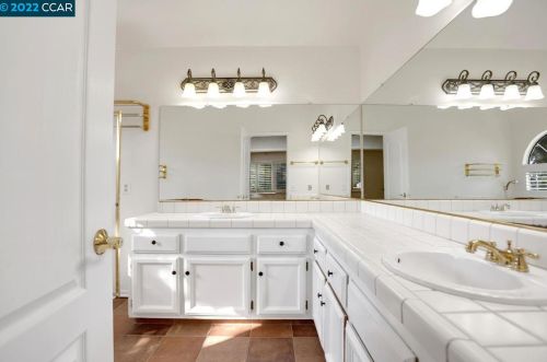 9456 Fairlight Ct, Elk Grove CA  95758-1031 exterior