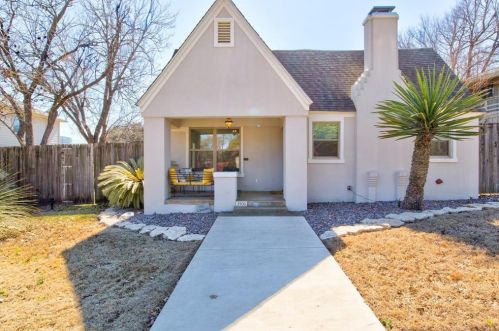 3501 6th St, Fort Worth, TX 76107-2735