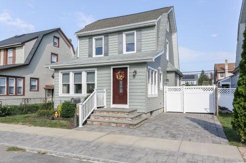 7 Evergreen Dr, North Lindenhurst, NY 11757-1303