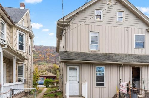 527 Lehigh Ave, Palmerton PA  18071-1914 exterior