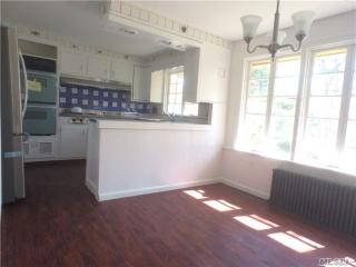 2 Chestnut St, Hicksville NY  11801-3220 exterior