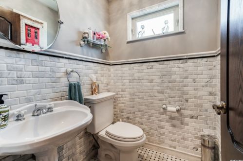 115 Annuskemunnica Rd, Babylon NY  11702-4424 exterior