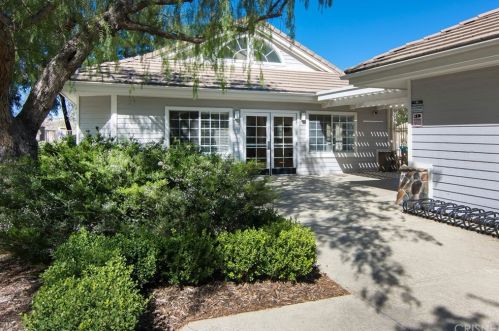 27543 Courtview Dr, Santa Clarita CA  91354-1601 exterior