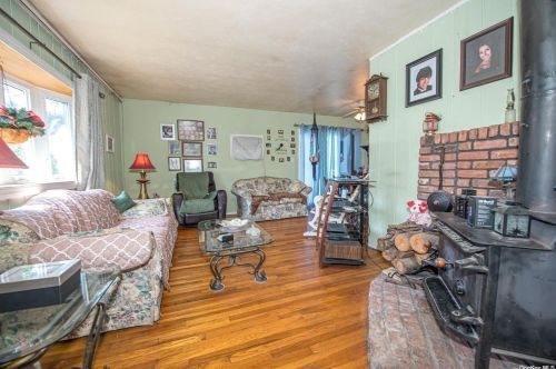608 Pulaski Rd, Elwood, NY 11731-2140
