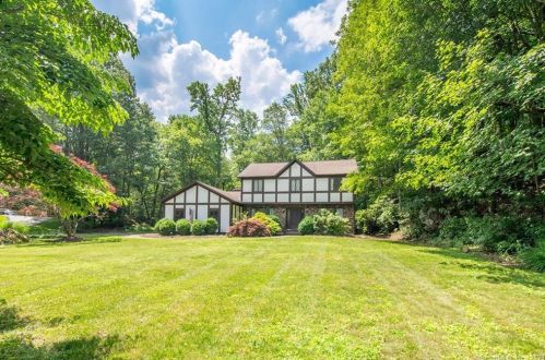 29 Carriage House Dr, Danbury CT  06810-8206 exterior