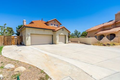 42718 Minstrel Dr, Lancaster, CA 93536-4416