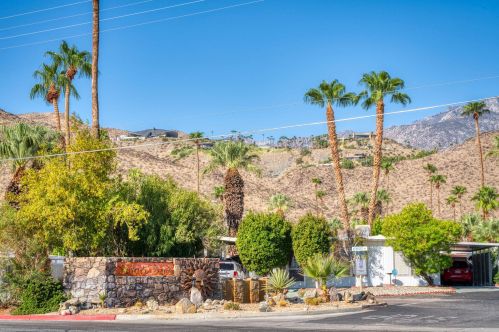 70 Santa Monica St, Palm Springs CA  92264-5257 exterior
