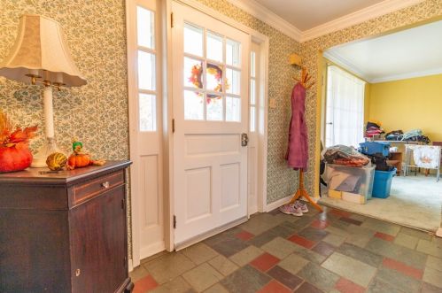 2465 Henry Ln, Sewickley, PA 15143-9181