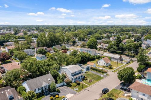 165 Clinton Ave, North Lindenhurst NY  11757-4127 exterior