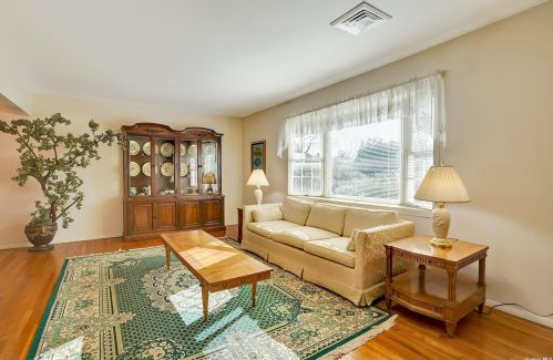 5 Enfield Ln, San Remo NY  11754-4028 exterior