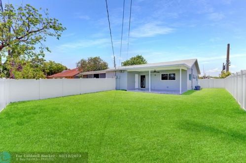 2822 Dixie Hwy, Boca Raton FL  33431-6844 exterior