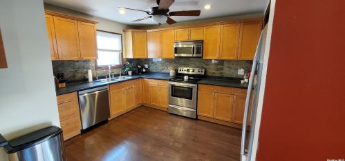 31 Evergreen Pl, Deer Park NY  11729-3720 exterior