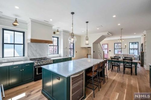 11 Lasher Ln, Edgewater NJ  07020-1403 exterior