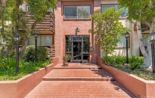 5400 Newcastle Ave, Van Nuys CA 91316-2013 exterior