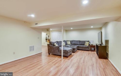 2308 Whitetail Ct, Herndon VA  20191-3018 exterior