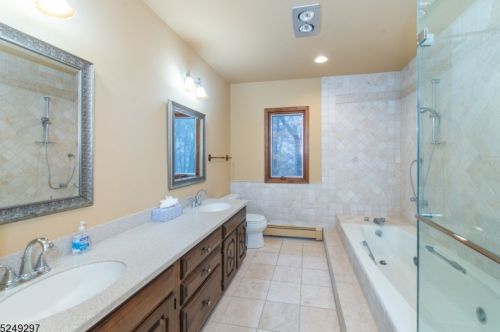 5 Round Hill Ter, Kinnelon NJ  07405-3217 exterior