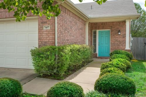 7457 Howling Coyote Ln, Fort Worth, TX 76131-5226