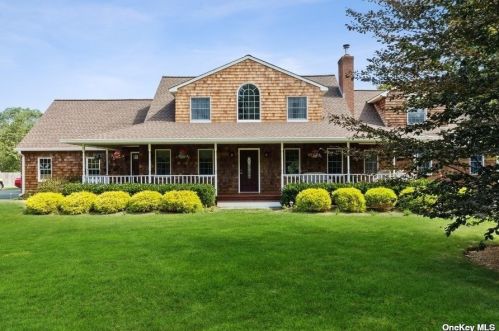 1425 Harbor Ln, Nassau Point, NY 11935-1429