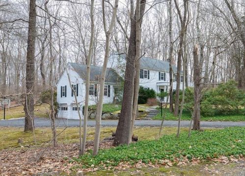 35 Fox Run Rd, Scotts Corners, NY 10576-1727