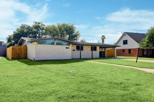 2412 Shelia St, Pearland, TX 77581-4444