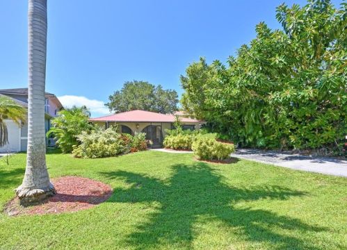 522 94th Ave, Naples, FL 34108-2445