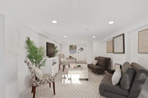 65 Snowden Ave, Crotonville NY  10562-3244 exterior