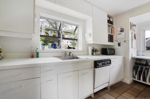 27 Green Hill Rd, North Haven CT  06473-2139 exterior