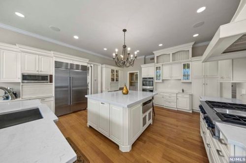 878 Seneca Rd, Franklin Lakes NJ  07417-2825 exterior