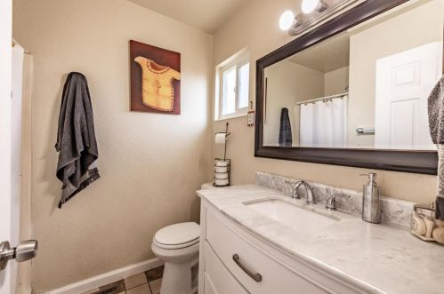 941 Suiter St, Hollister CA  95023-4631 exterior