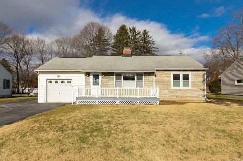 15 Field Ct, Poughkeepsie, NY 12601-5208