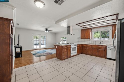 6120 Chickasaw Ct, Manteca CA  95336-2557 exterior