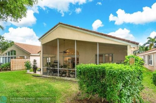 9796 Lemonwood Dr, Boynton Beach FL  33437-5452 exterior