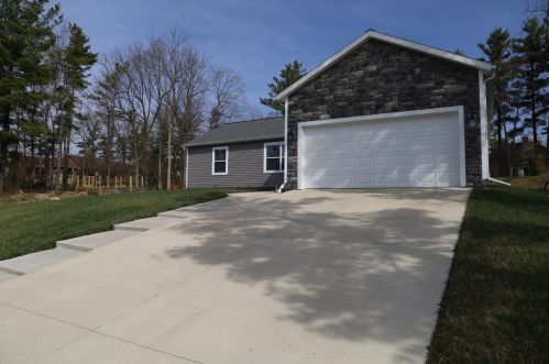 1413 Pinewood Ct, Bellefontaine OH  43311-8905 exterior