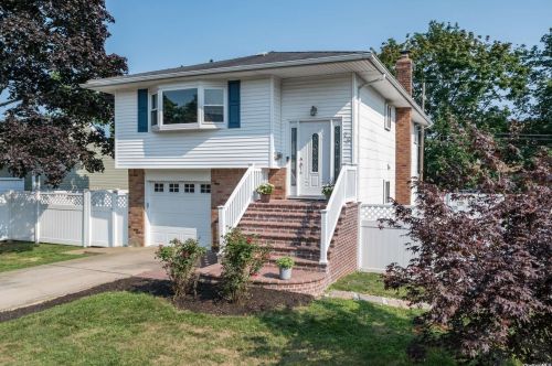 26 Laurel Rd, North Lindenhurst, NY 11757-1304