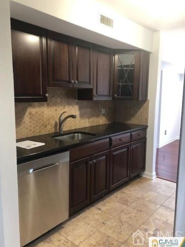 58 Golden Sq, Woodbridge, NJ 07095-1442