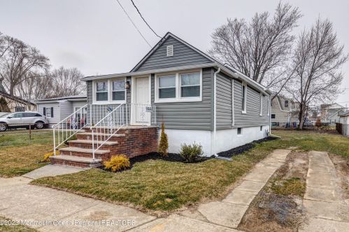 25 Monmouth Ave, Middletown NJ  07748-5732 exterior