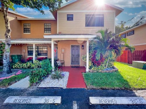 10340 3rd St, Hollywood, FL 33026-3914