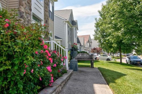 7 Pinehurst Dr, Mount Sinai, NY 11766-3421