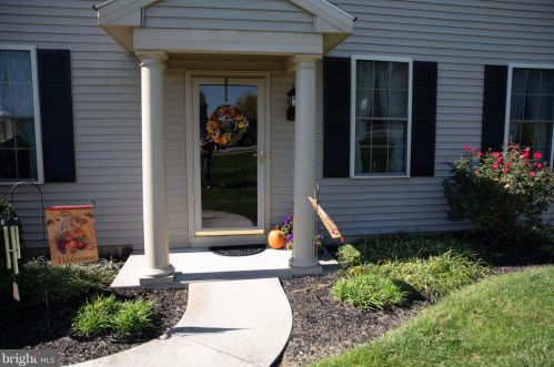 2085 Deer Run Dr, Hummelstown, PA 17036-7085