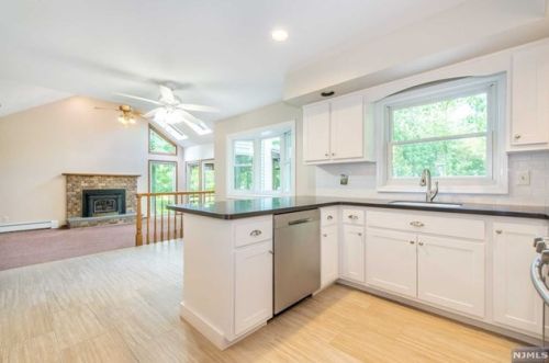 2 Sparrowbush Rd, Mahwah NJ  07430-1525 exterior