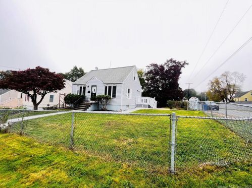 106 Macarthur Dr, Waterbury, CT 06704-2222