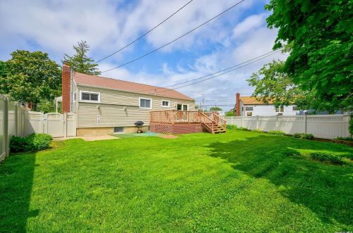 101 Cedar St, Hicksville NY  11801-3242 exterior