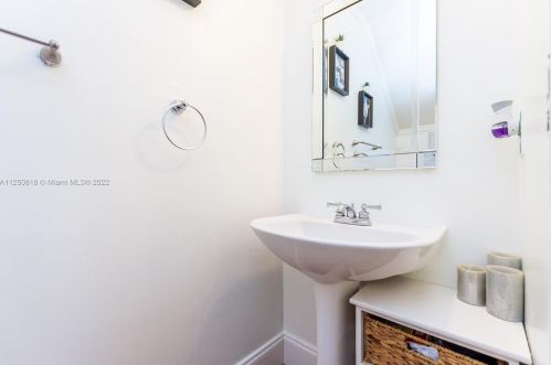 19270 29 Ct, Hollywood FL 33029-2474 exterior