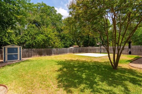 8016 Briarwood Ln, Austin TX 78757-6929 exterior