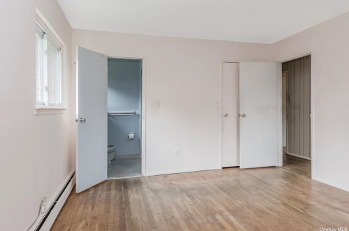 9 Foothill Ln, Elwood NY  11731-4106 exterior