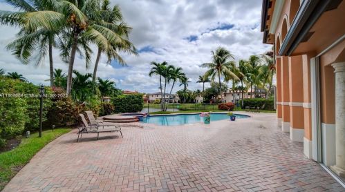 15963 79th Pl, Hialeah FL  33016-6647 exterior