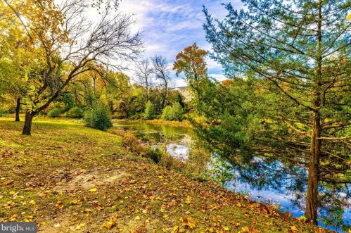 38 Lake Dr, West Deptford, NJ 08096-2702