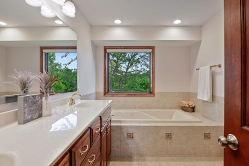 1888 White Oak Dr, Chaska MN  55318-2878 exterior