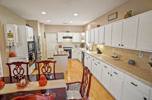 43652 Rialto Dr, Lancaster CA 93535-6156 exterior